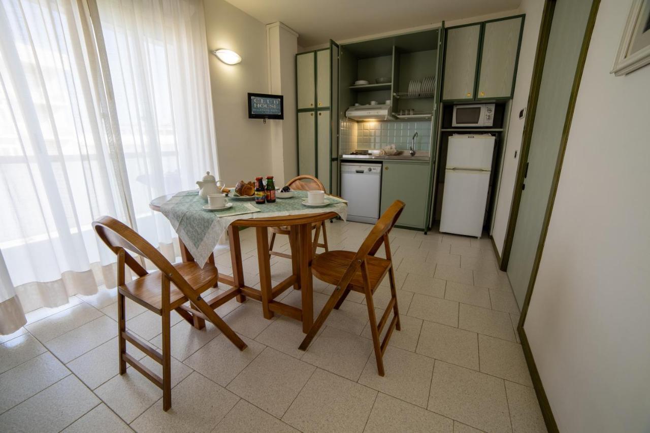 Residence Hotel Club House Cattolica Kültér fotó