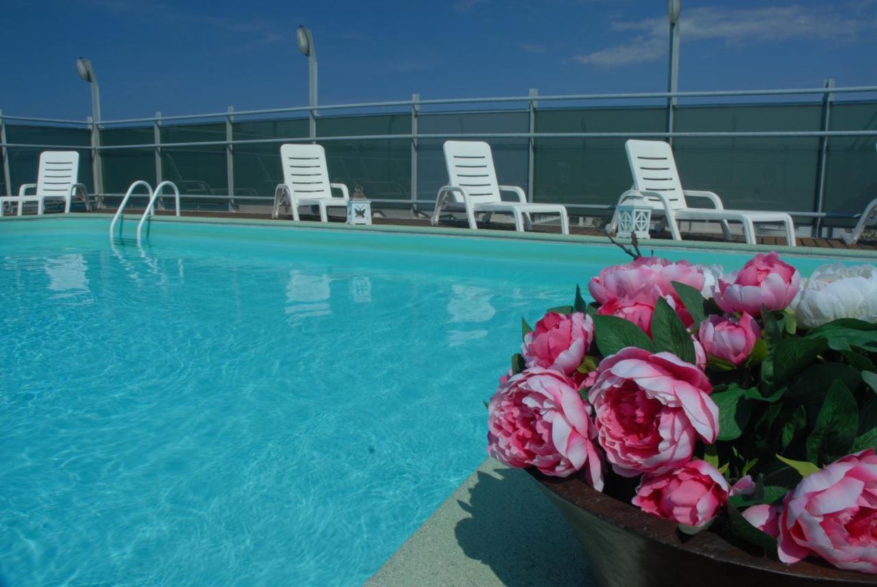 Residence Hotel Club House Cattolica Kültér fotó