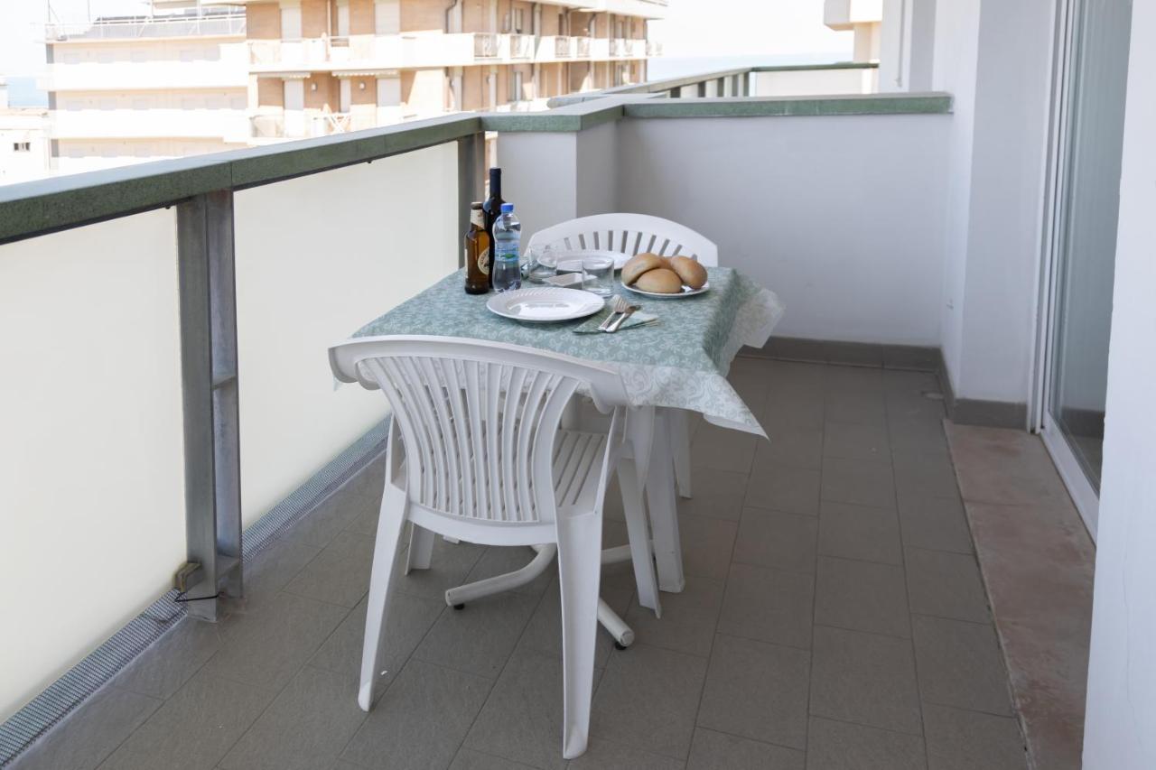 Residence Hotel Club House Cattolica Kültér fotó