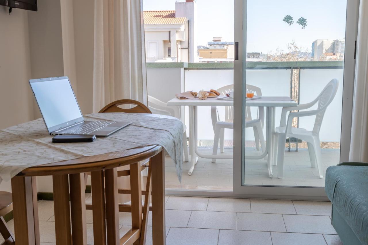 Residence Hotel Club House Cattolica Kültér fotó
