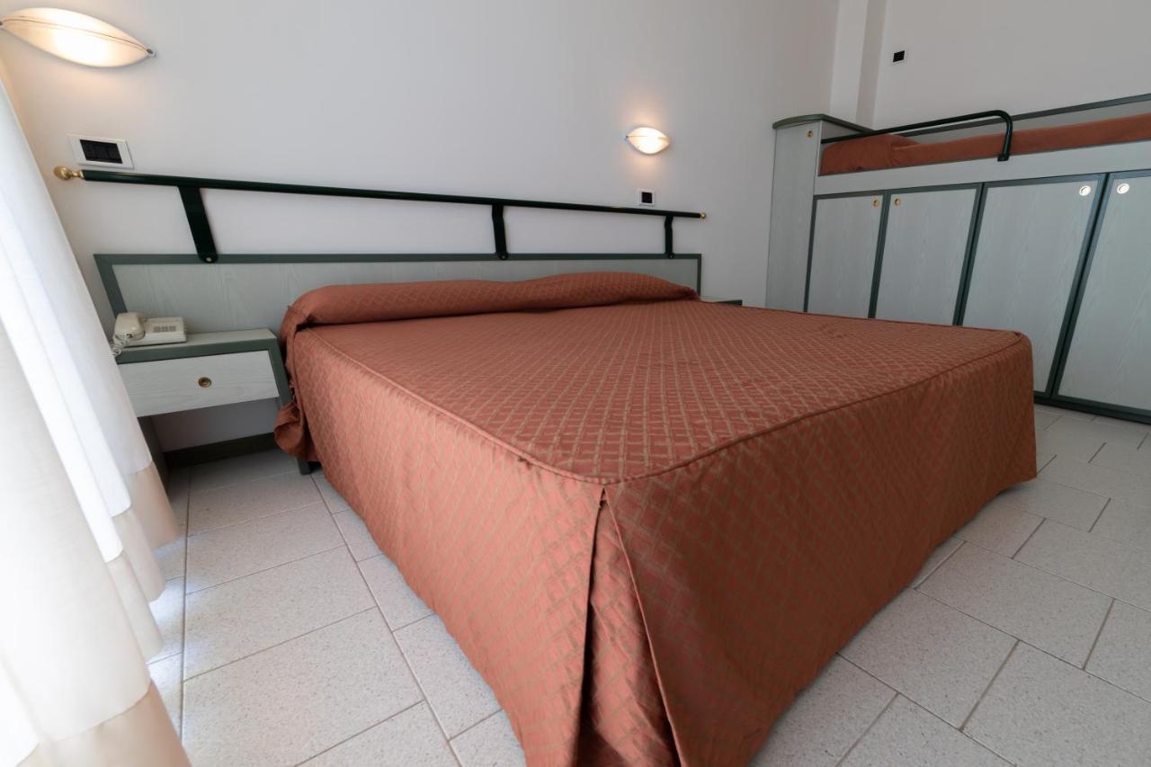 Residence Hotel Club House Cattolica Kültér fotó