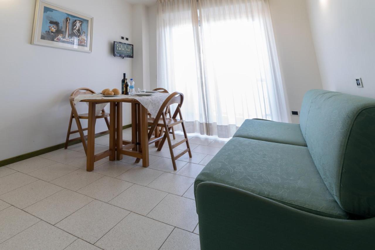 Residence Hotel Club House Cattolica Kültér fotó