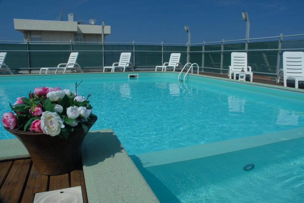 Residence Hotel Club House Cattolica Kültér fotó