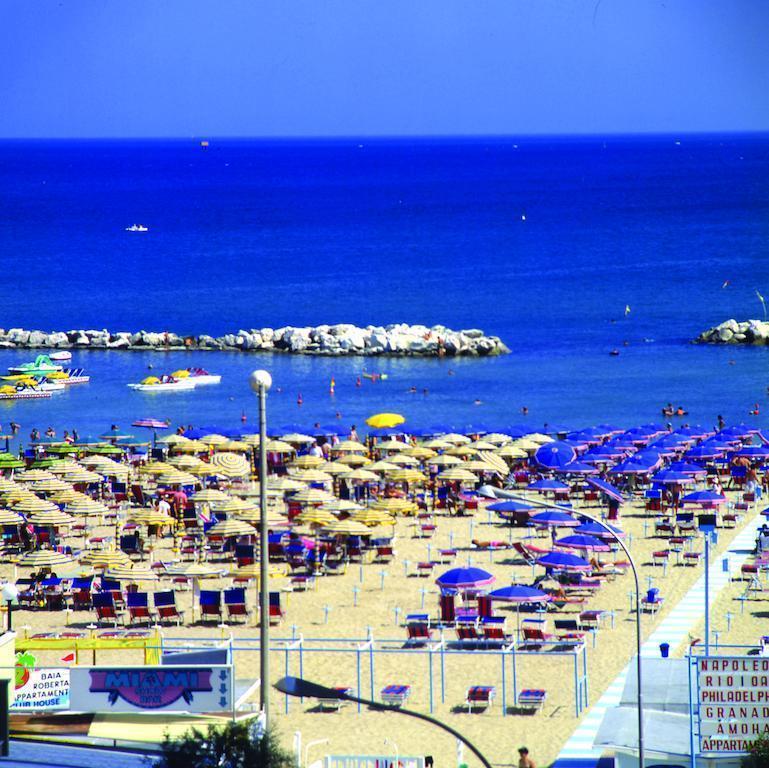 Residence Hotel Club House Cattolica Kültér fotó