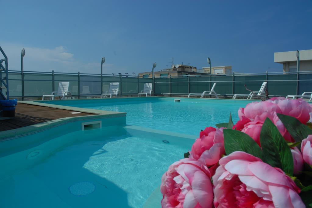 Residence Hotel Club House Cattolica Kültér fotó